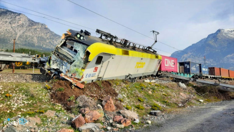 An accident of freight train with a broken train in Adana