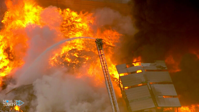 Fire breaks out in a recycling plant and remains under control