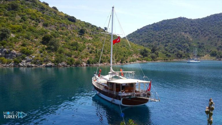 4 people were rescued on a floating boat in the Göcek district