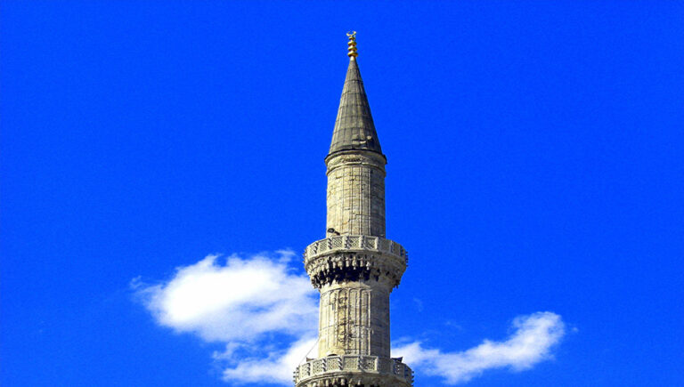 The minaret of a mosque in Turkey burned down because of lightning