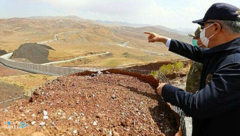 Turkish Defense Minister inspects measures on the border with Iran