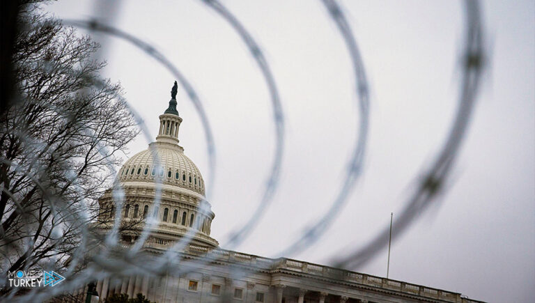 Surrounding the US Congress with an iron fence again