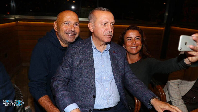 Erdogan meets citizens in a cafe in Istanbul