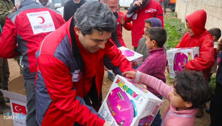 The Turkish Red Crescent distributes school supplies to Afghan students