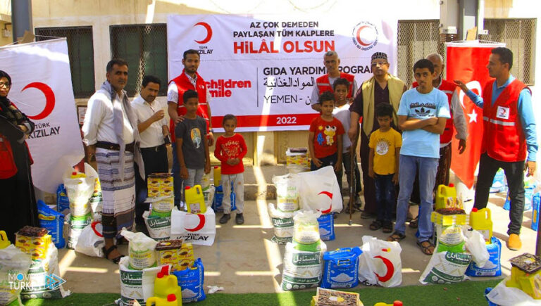 The Turkish Red Crescent distributes food to Yemen