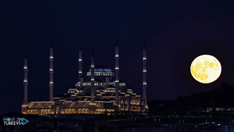 Photography lovers race to capture the “full moon” with Istanbul