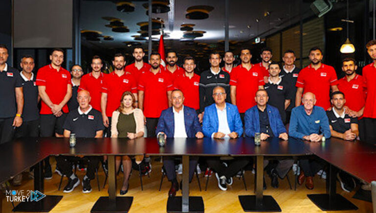 Çavuşoğlu meets his country’s volleyball team in Slovenia