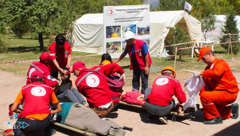 President of the Turkish Red Crescent inspects the distribution of aid