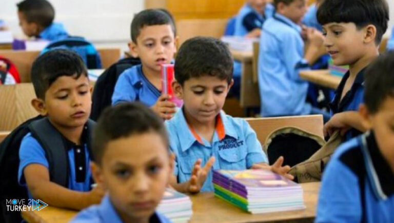 The Turkish Red Crescent distributes school supplies to children in Gaza