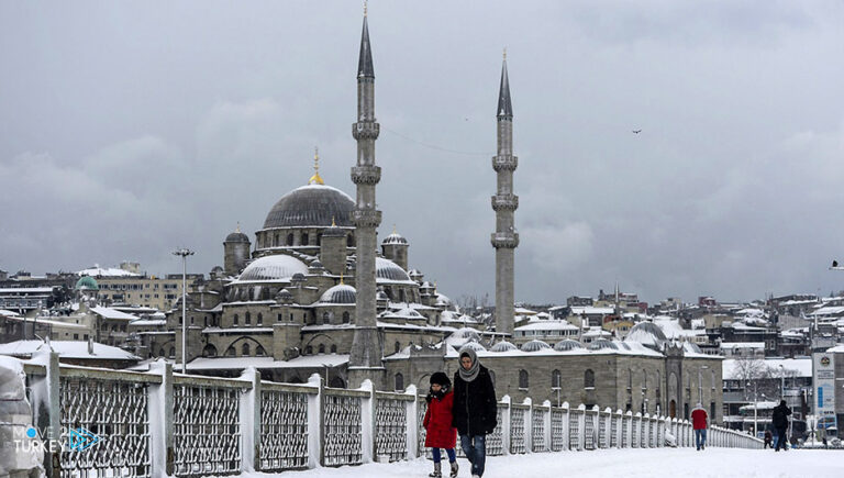 Snow begins to fall in the center of Istanbul