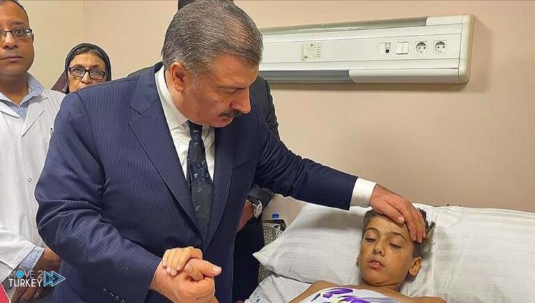 The Turkish Minister of Health visits wounded people from Gaza