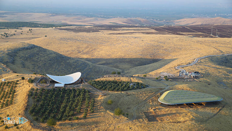 12,000 years.. Hot air balloons fly over the Turkish “Göbekli Tepe”