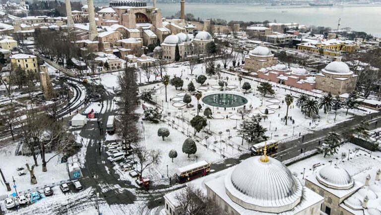 Snowfall continues in Istanbul since yesterday