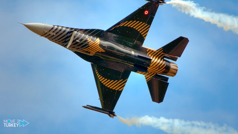 Soluturk Pilots Perform Air Show in Istanbul